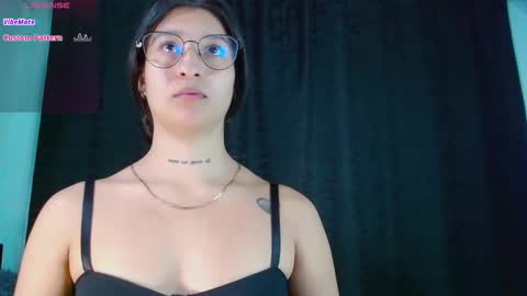 Snapshot of evah_lee chatting on October 20, 4:35 am Evah Lee online show from October 20, 4:35 am