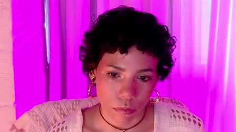 Evaluna  Independent model online show from August 5, 7:49 pm