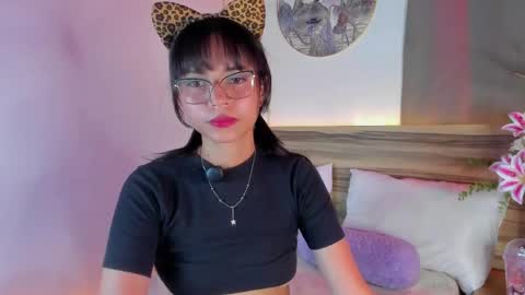 Snapshot of evalune_ chatting on April 10, 8:35 pm . online show from April 10, 8:35 pm