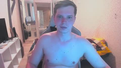 Snapshot of evan_boomer chatting on June 5, 3:29 pm evan_boomer online show from June 5, 3:29 pm