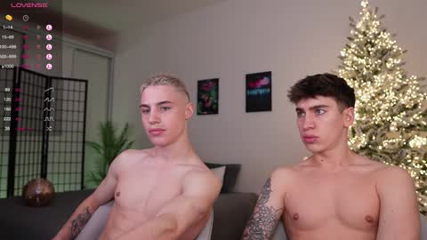 Snapshot of evan_white_ chatting on December 22, 4:59 pm evan_white_ online show from December 22, 4:59 pm