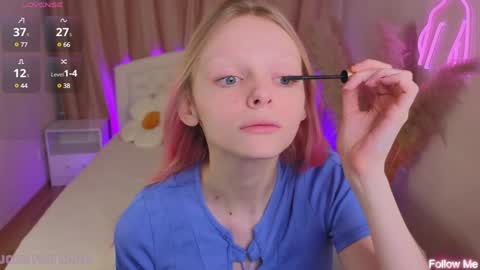 Snapshot of evangel1ne chatting on December 8, 4:35 am evangel1ne online show from December 8, 4:35 am