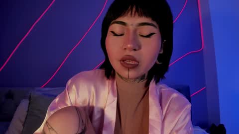 Snapshot of evangeline_bell chatting on December 23, 3:12 pm Eva online show from December 23, 3:12 pm