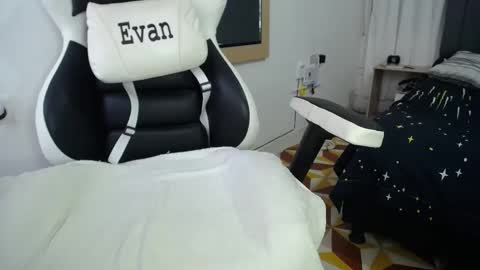 Snapshot of evans_king chatting on December 9, 11:36 am Evan online show from December 9, 11:36 am