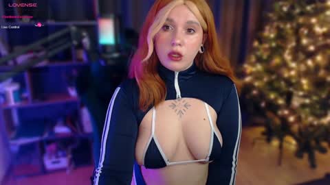 Snapshot of evaredmooon chatting on December 17, 12:00 pm Moon online show from December 17, 12:00 pm