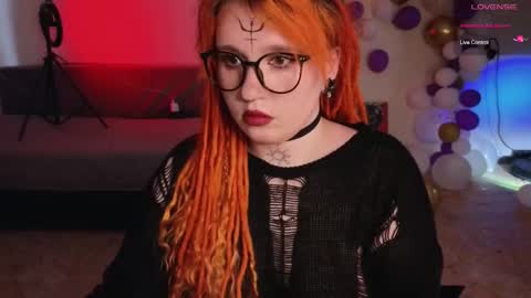 Snapshot of evaredmooon chatting on October 18, 9:21 am Moon online show from October 18, 9:21 am