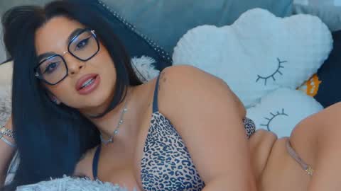 Snapshot of evareyss chatting on February 6, 9:53 am evareyss online show from February 6, 9:53 am