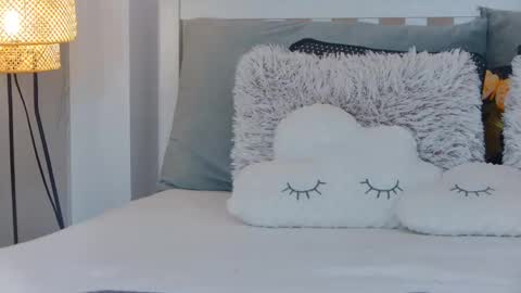 Snapshot of evareyss chatting on February 18, 8:27 am evareyss online show from February 18, 8:27 am