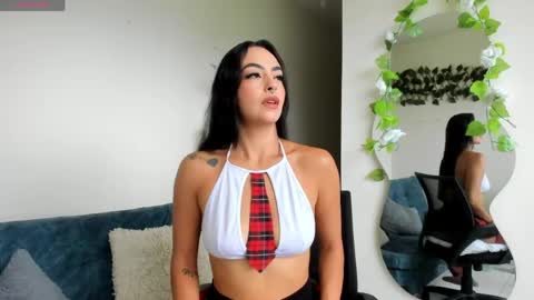 Snapshot of evaritz__ chatting on June 6, 11:48 am EVARITZ online show from June 6, 11:48 am