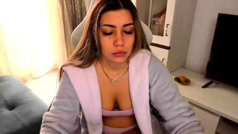 eveeevian online show from February 12, 9:52 am