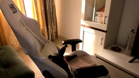 eveeevian online show from March 5, 1:39 pm