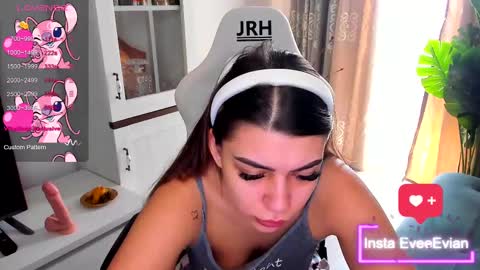 eveeevian online show from March 10, 10:15 am