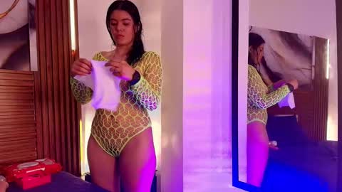 Snapshot of evelin_thompsson chatting on October 28, 3:21 am cielo online show from October 28, 3:21 am