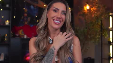 Evelyn online show from February 22, 7:01 pm