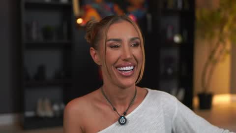 Snapshot of evelyn_evyy chatting on May 31, 6:09 pm Evelyn online show from May 31, 6:09 pm