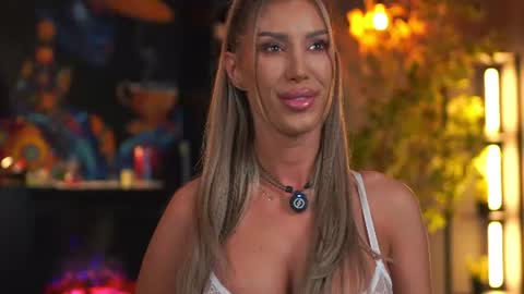 Snapshot of evelyn_evyy chatting on July 22, 6:11 pm Evelyn online show from July 22, 6:11 pm