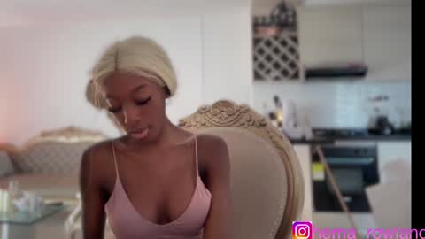 E V E L Y N  online show from December 3, 6:49 pm