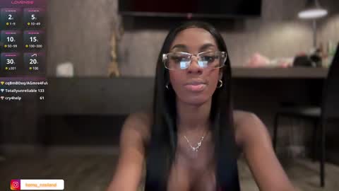 E V E L Y N  online show from February 3, 2:55 pm