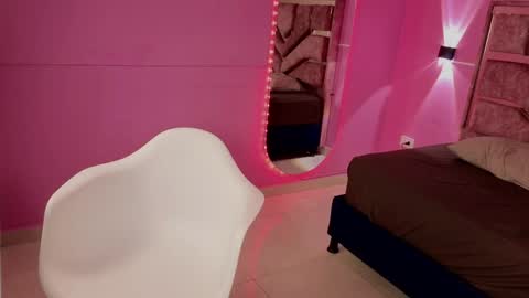 evelyn_lovv online show from April 29, 3:21 am