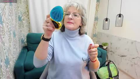 Evelyn online show from May 5, 5:15 am