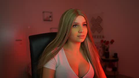 evelyncage_ online show from December 15, 6:59 pm