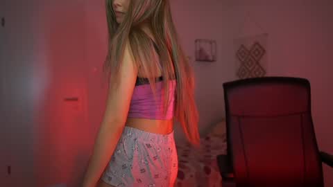 evelyncage_ online show from December 18, 7:30 pm