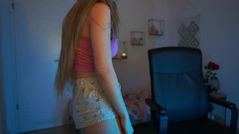 evelyncage_ online show from February 4, 10:13 pm