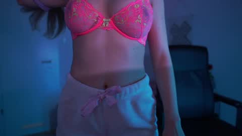 evelyncage_ online show from March 12, 10:07 pm