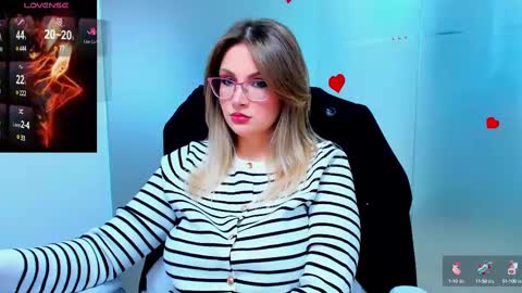 Snapshot of evelyne_rose chatting on February 19, 6:22 am evelyne_rose online show from February 19, 6:22 am