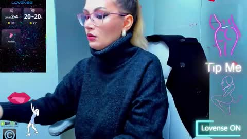 Snapshot of evelyne_rose chatting on October 9, 5:05 am evelyne_rose online show from October 9, 5:05 am