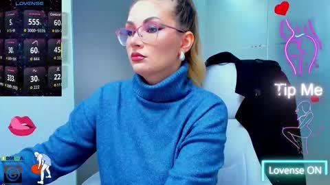 Snapshot of evelyne_rose chatting on October 18, 7:31 am evelyne_rose online show from October 18, 7:31 am