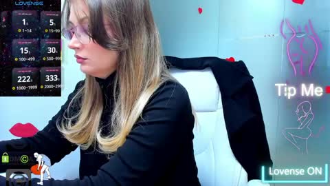 evelyne_rose online show from April 11, 1:54 am