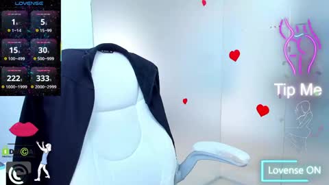 evelyne_rose online show from June 9, 5:19 am