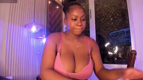 EvelynZoee online show from October 8, 4:21 am