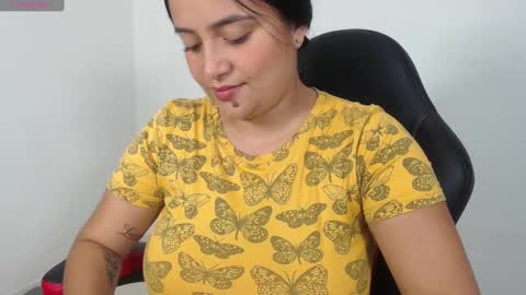 Snapshot of evemilk chatting on December 6, 8:51 pm evelin 3 online show from December 6, 8:51 pm