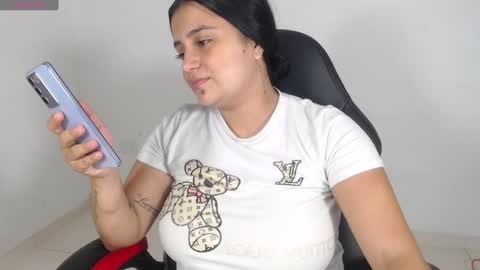 Snapshot of evemilk chatting on December 20, 1:00 pm evelin 3 online show from December 20, 1:00 pm