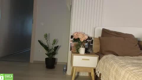 evi_woow online show from October 25, 9:20 pm