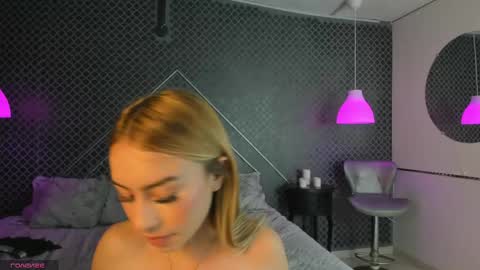 Snapshot of evie_demn chatting on April 18, 8:53 pm Evie Denm online show from April 18, 8:53 pm