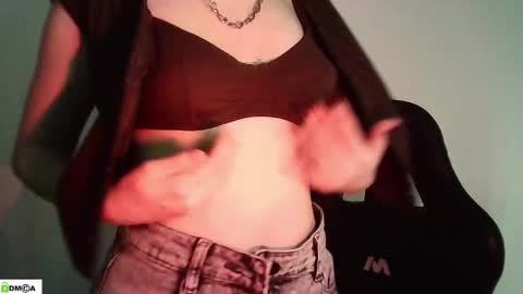 Snapshot of evie_muna chatting on April 28, 1:26 am Renesme White Im here from Monday to Friday online show from April 28, 1:26 am