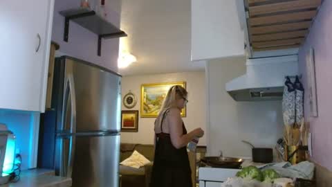 Snapshot of evieeashee chatting on August 4, 12:58 am evieeashee online show from August 4, 12:58 am