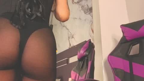 eviegothel_ online show from March 4, 11:49 am