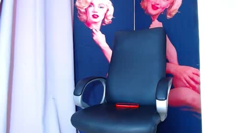 EVILYN online show from December 3, 2:05 pm