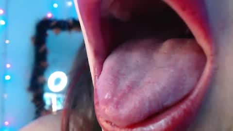 Snapshot of evolethmontenegros chatting on December 3, 7:10 am Evoleth online show from December 3, 7:10 am