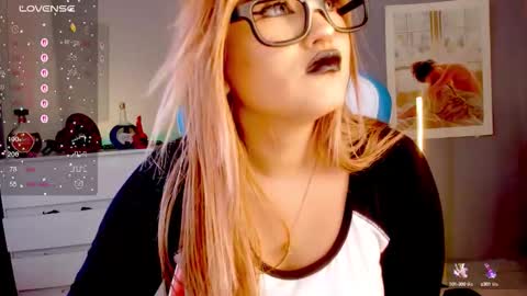 Snapshot of evva_foxxy chatting on September 19, 3:02 pm evva_foxxy online show from September 19, 3:02 pm