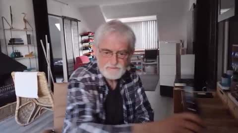 Snapshot of ewaldwillems99 chatting on April 2, 3:20 pm Naaktloper online show from April 2, 3:20 pm