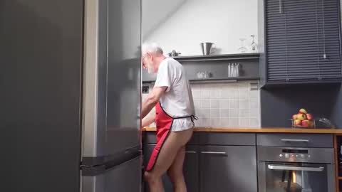 Snapshot of ewaldwillems99 chatting on April 6, 1:12 pm Naaktloper online show from April 6, 1:12 pm