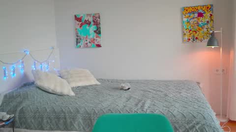 ewelynscott online show from October 15, 6:57 am