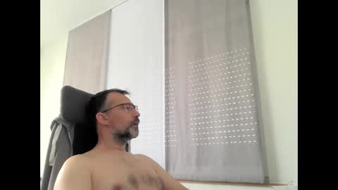 Snapshot of exhibit77 chatting on April 10, 9:25 am exhibit77 online show from April 10, 9:25 am