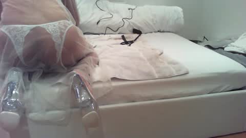 Snapshot of exquisite_elise chatting on December 19, 10:32 pm Elise online show from December 19, 10:32 pm