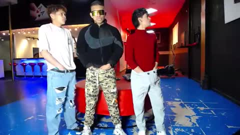 Snapshot of extrangers chatting on November 9, 1:09 pm extrangers online show from November 9, 1:09 pm